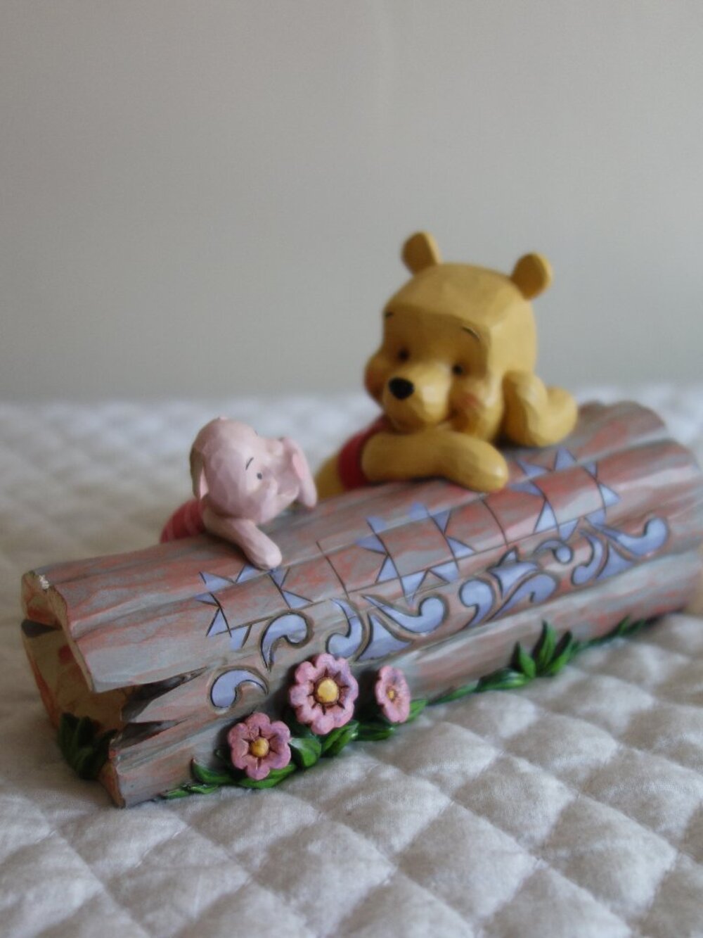 ENESCO / Disney Traditions by Jim Shore – Winnie the Pooh & Piglet by Log Figuri
